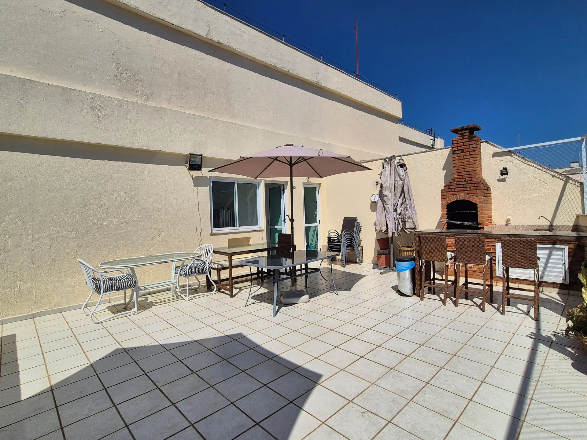 Furnished 2-bedroom apartment with private BBQ — photo 59