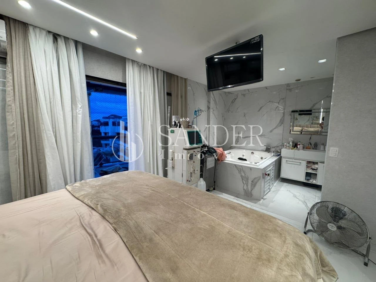 4-bedroom penthouse with an open-plan kitchen — photo 23