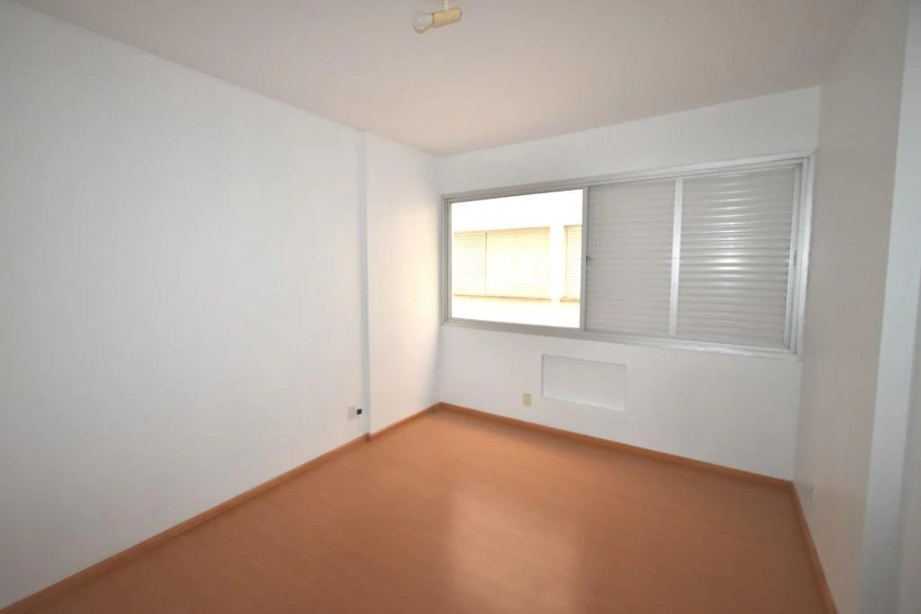 Деревянный пол или ламинат и 1 спальня: квартира 50 м² — photo 3