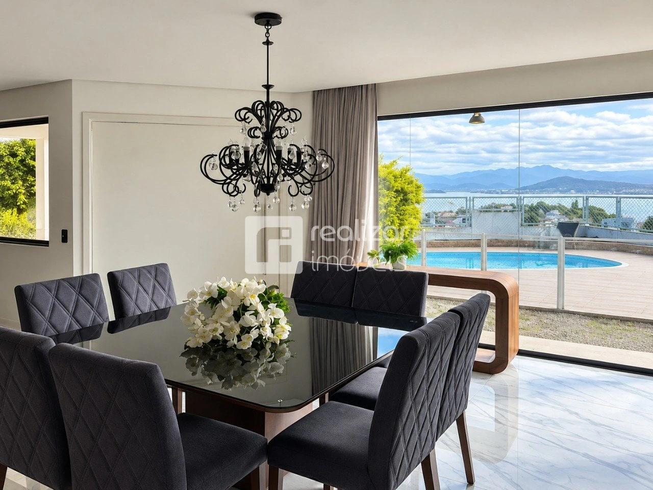 Floor-to-ceiling windows in a 4-bedroom house, 292 m² — photo 6