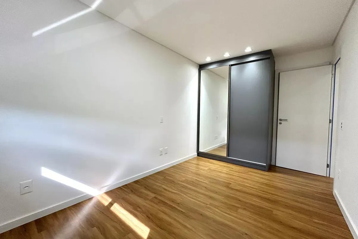 2-bedroom apartment with integrated kitchen and balcony — photo 9