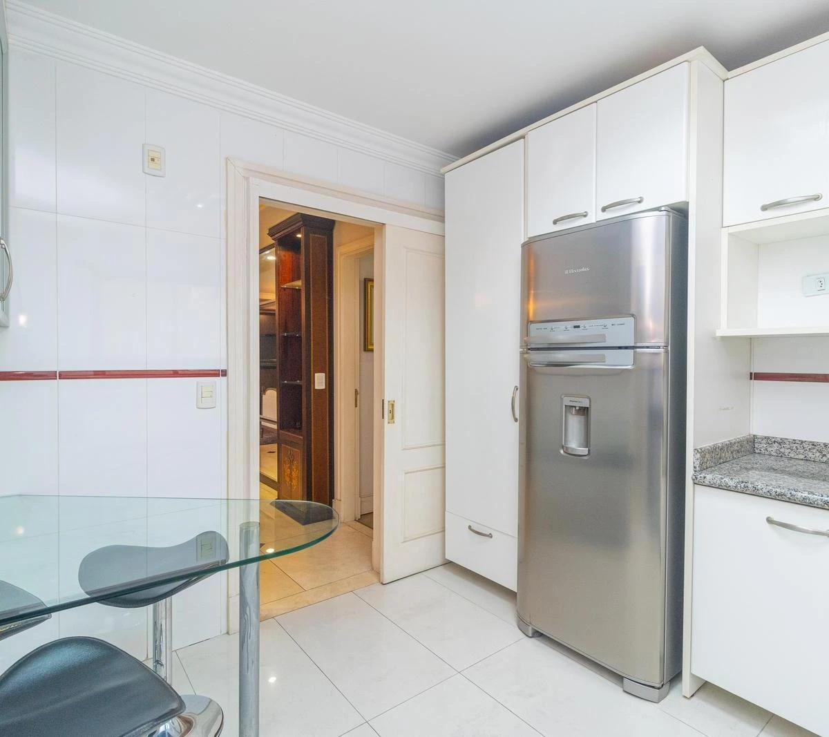 2-bedroom apartment with a bathtub in Curitiba — photo 15