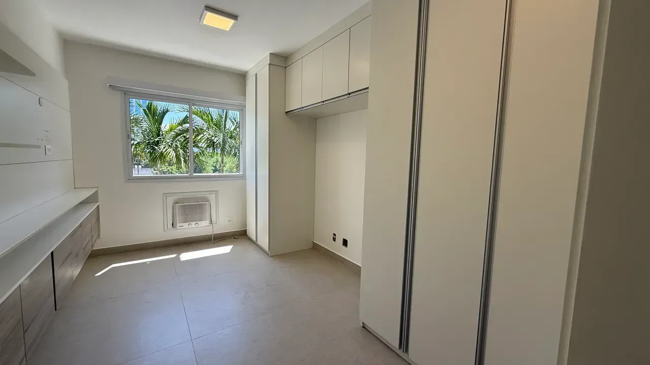 Unfurnished 3-bedroom apartment with 3 bathrooms — photo 7