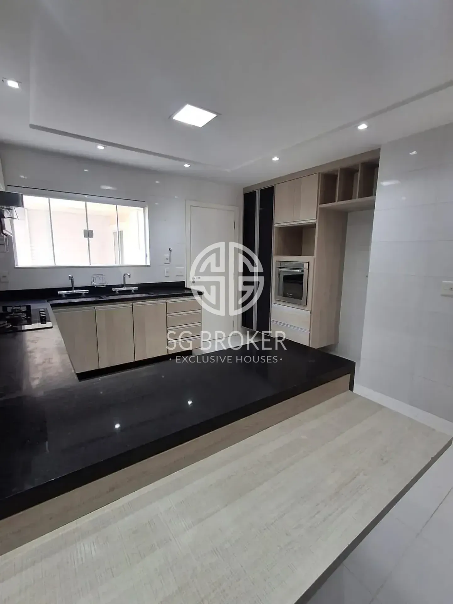Casa com 5 suítes e 5 banheiros, 330 m² — photo 36