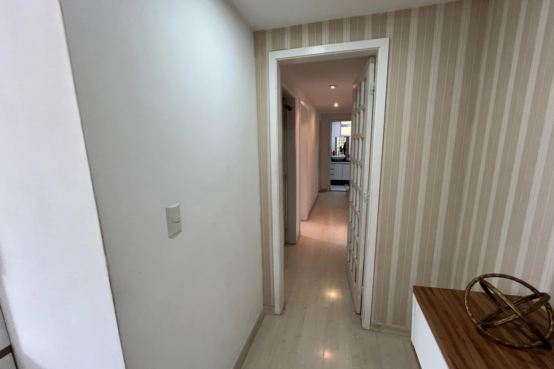 Glass-enclosed balcony in a 3-bedroom apartment, 131 m² — photo 45