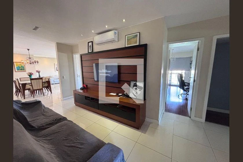 206 m² apartment with 4 en-suite bedrooms and glass balcony — photo 22