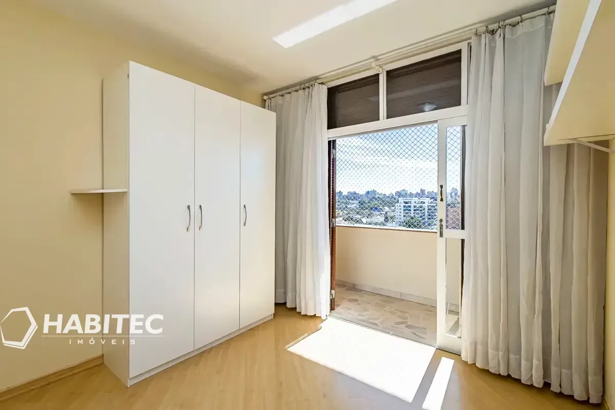 4-bedroom apartment with 2 bathrooms and a balcony — photo 37