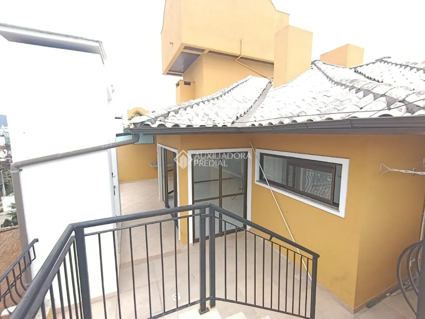 Penthouse-style apartment with 3 bedrooms and 3 baths — photo 10