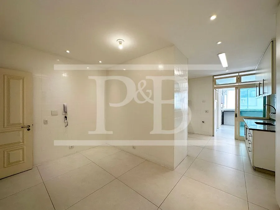 250 m² apartment with 4 bedrooms and a glassed-in balcony — photo 28