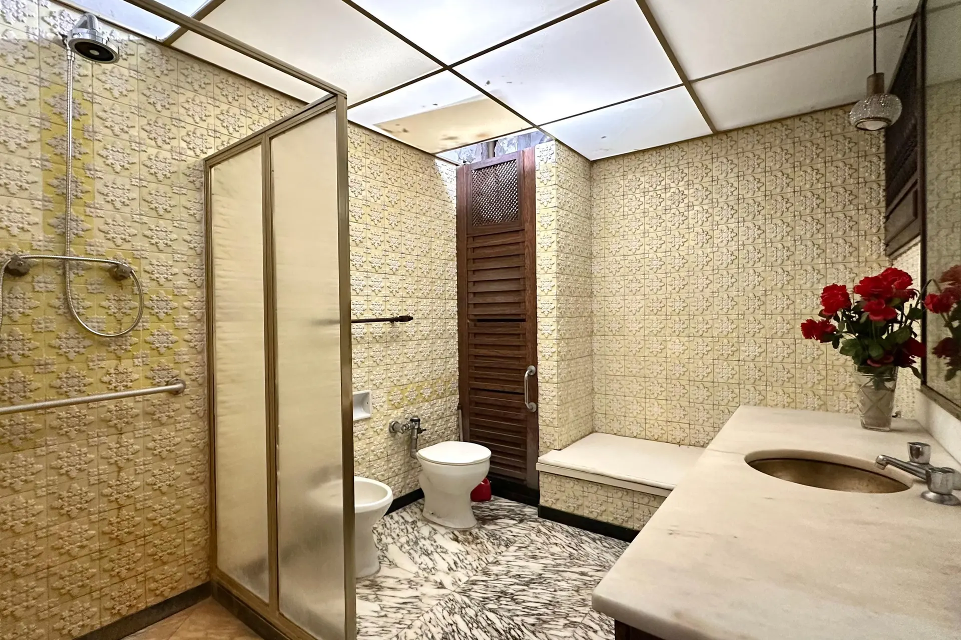 Bathtub in a 4-bedroom apartment, 290 m² — photo 14