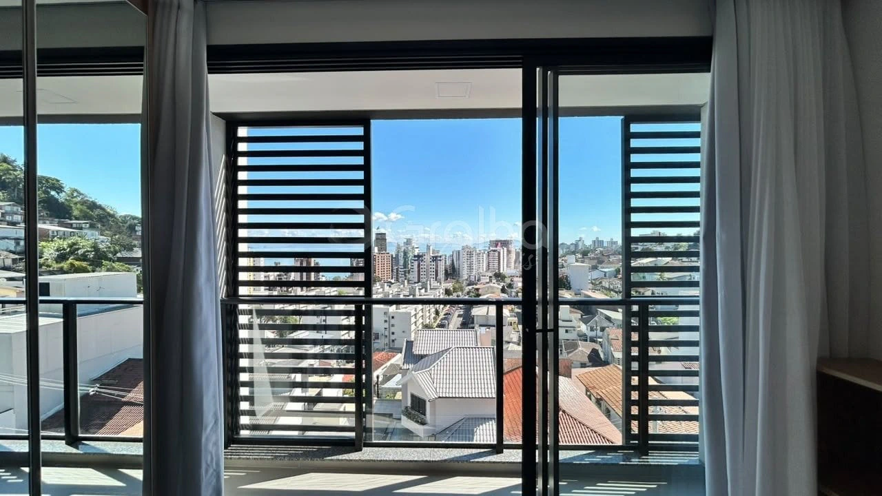 30 m² studio with floor-to-ceiling windows and a home office — photo 5