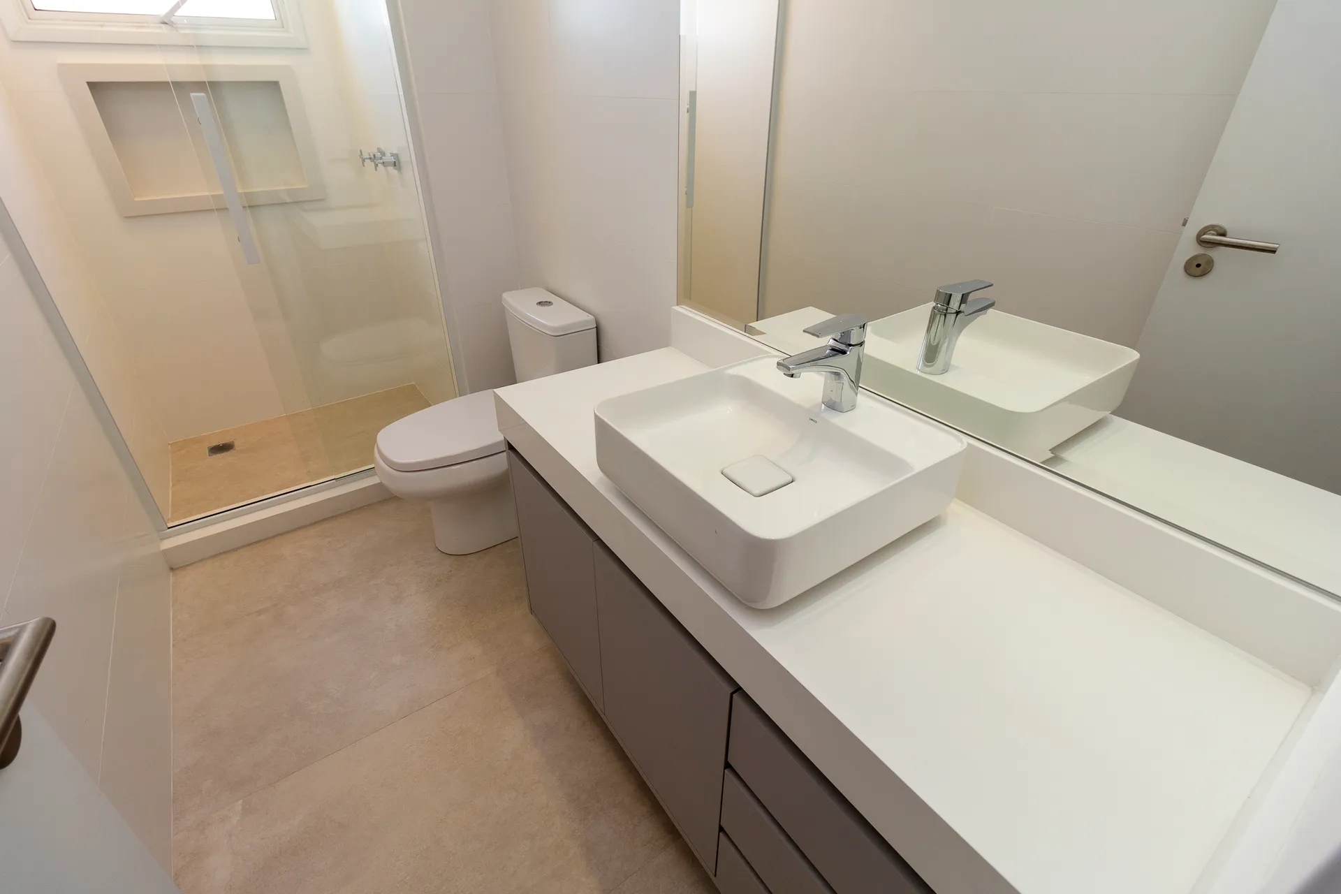 Unfurnished 4-bedroom apartment with 5 bathrooms — photo 35