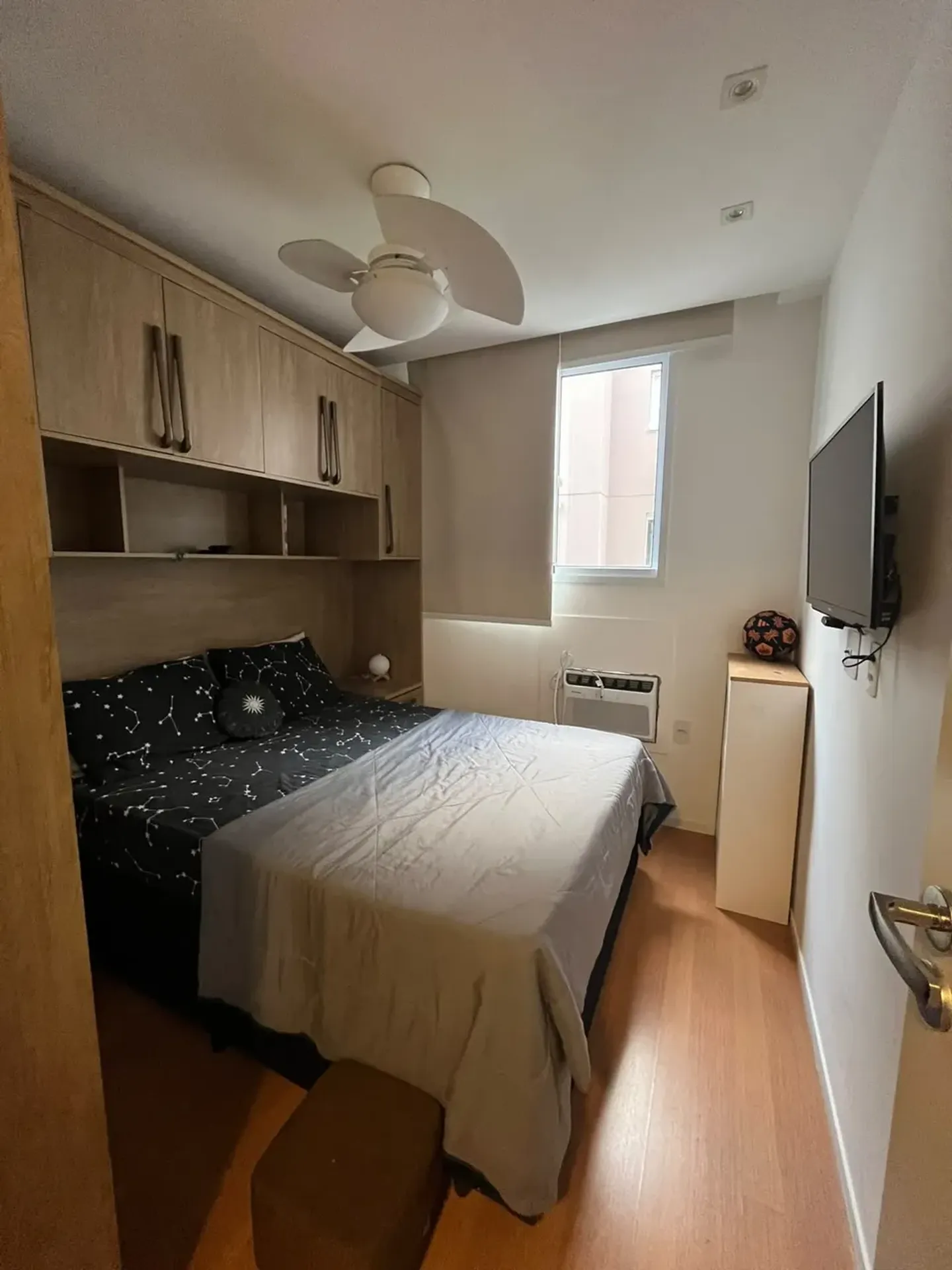 One-bedroom apartment in a building with a gym — photo 8