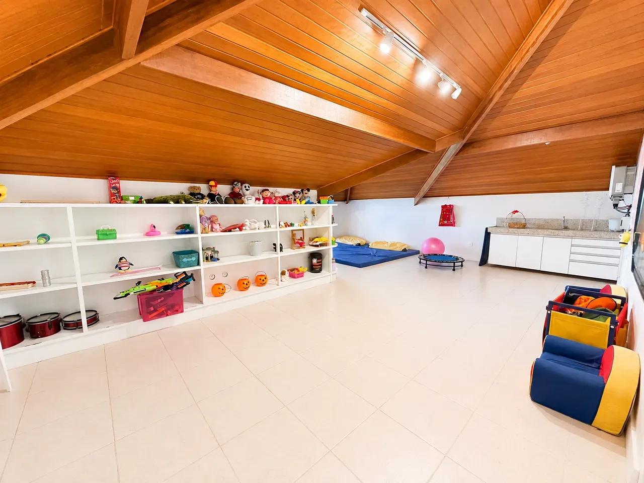 Furnished house with 4 bedrooms and 4 bathrooms — photo 24