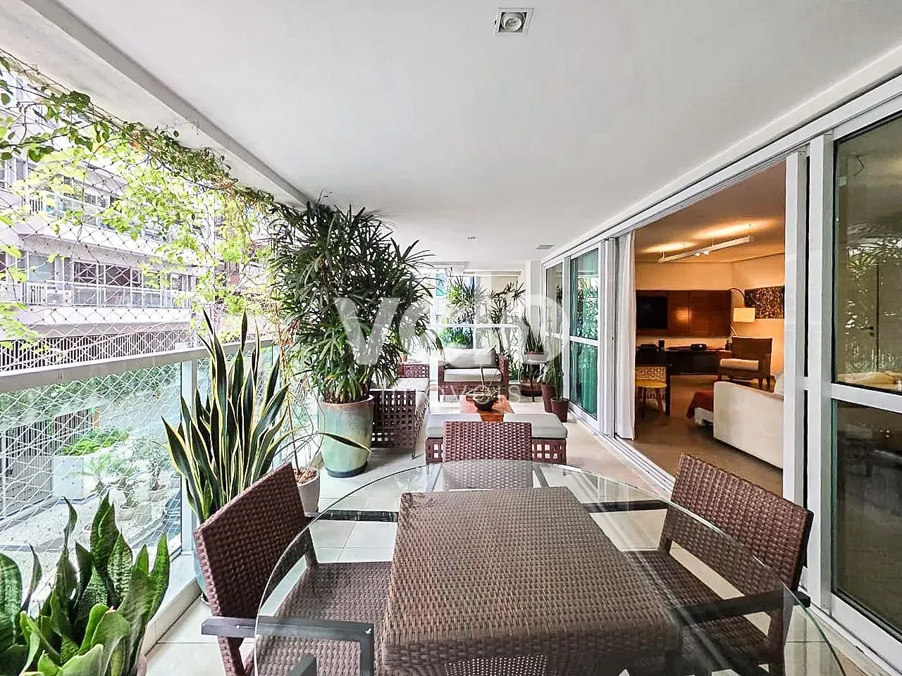 Furnished apartment with 4 bedrooms and 5 bathrooms — photo 14