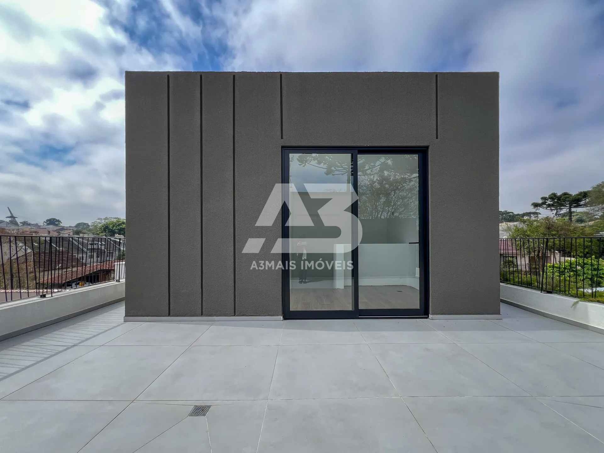 Glass-enclosed balcony in a 3-bedroom house, 137 m² — photo 11
