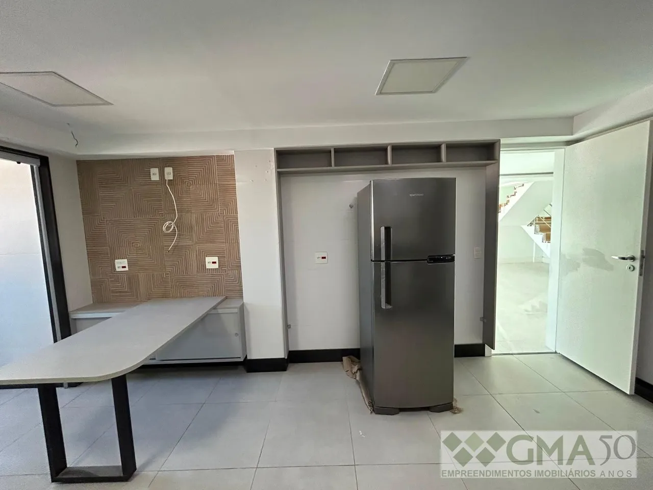 Unfurnished 3-bedroom apartment with a closed kitchen — photo 3