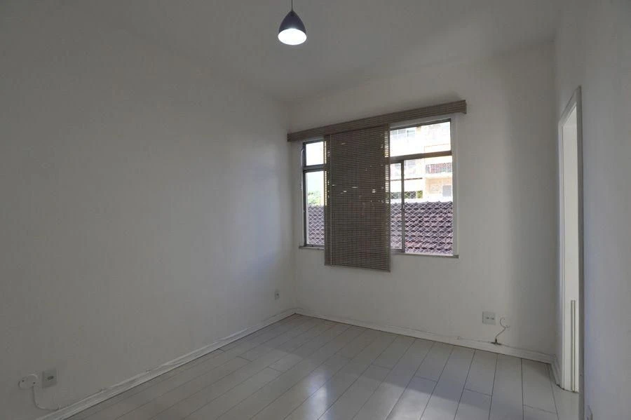 Wood or laminate floors in a 2-bedroom apartment, 54 m² — photo 5