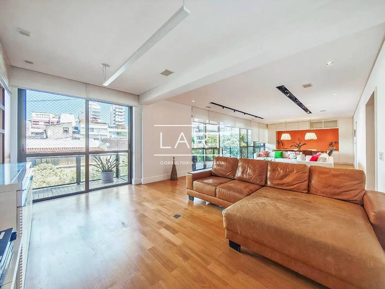 Furnished 3-bedroom apartment with 4 bathrooms and 240 m² — photo 3