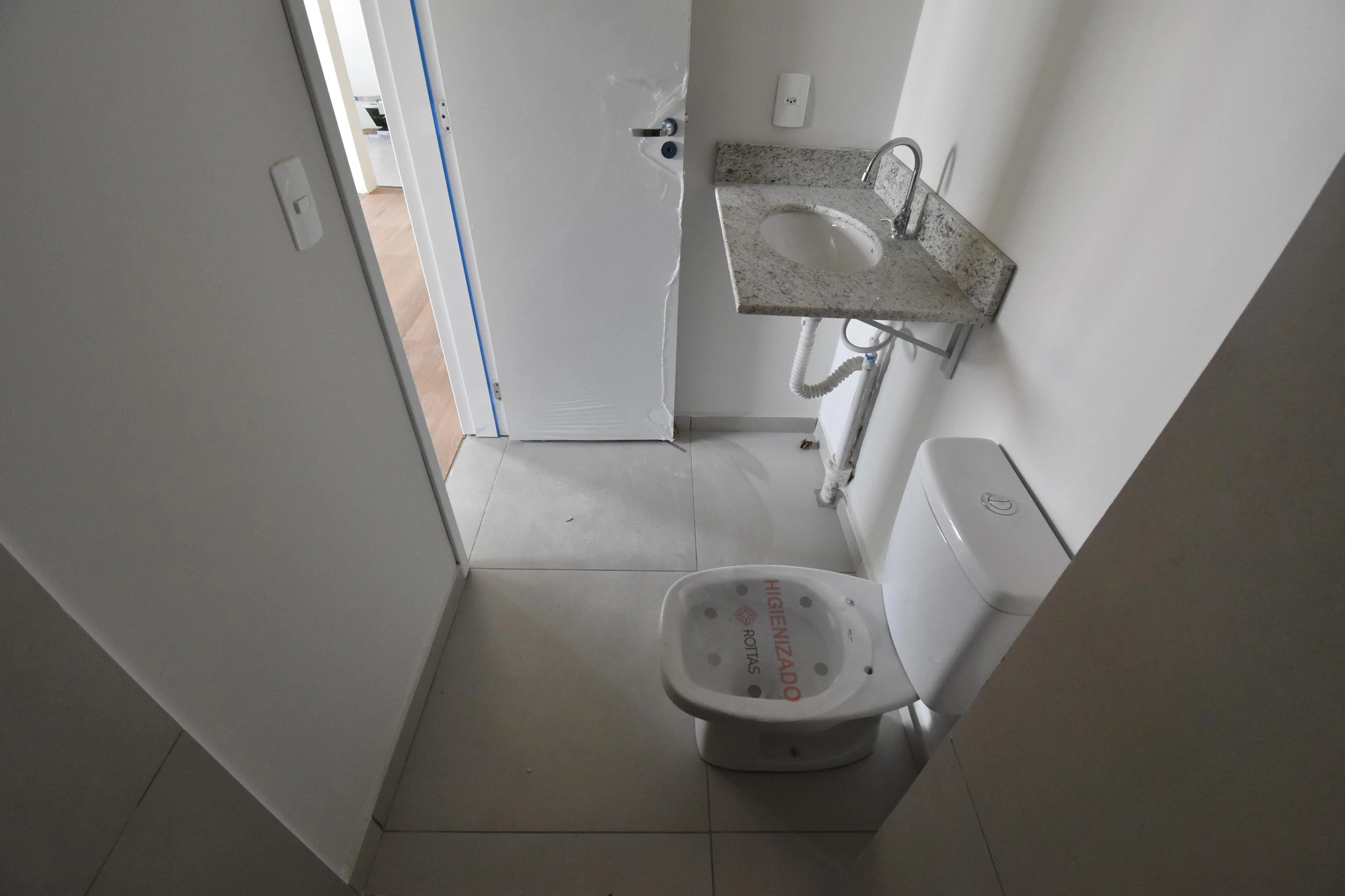 Glass-enclosed balcony in a 2-bedroom apartment, 53 m² — photo 34