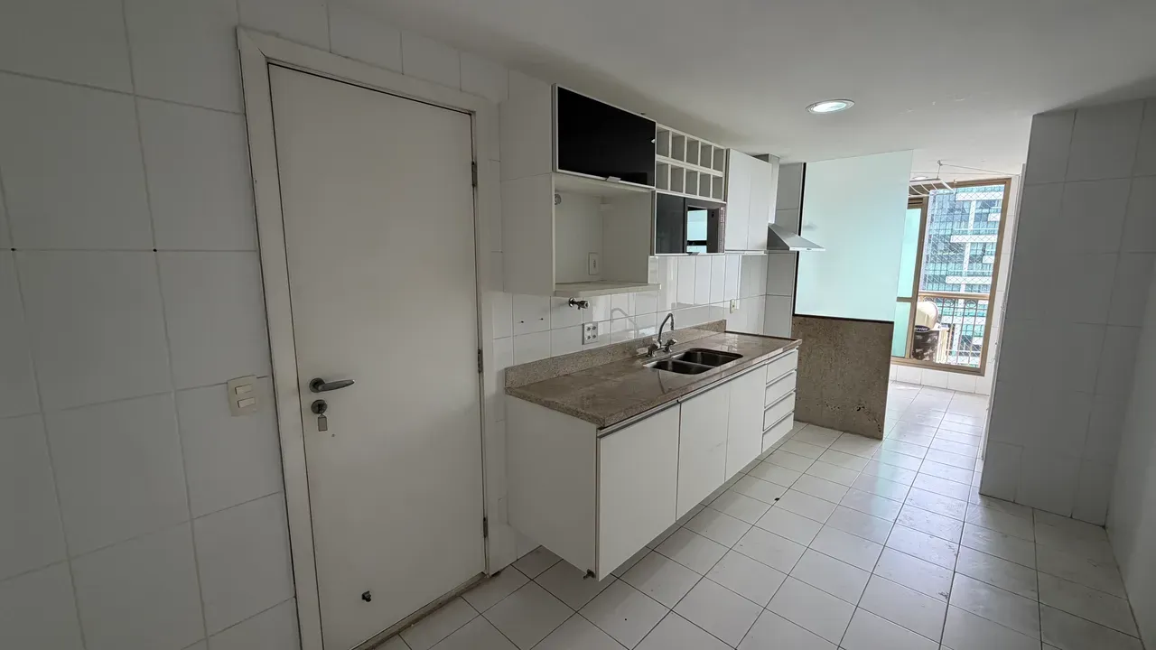 157 m² apartment with 4 bedrooms, 3 baths, balcony — photo 19