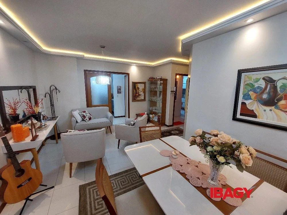 Furnished 4-bed apartment with enclosed balcony and 159 m²