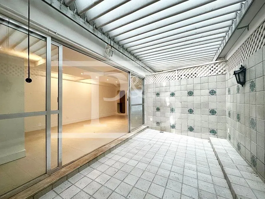 3-bedroom apartment with enclosed glass balcony — photo 4