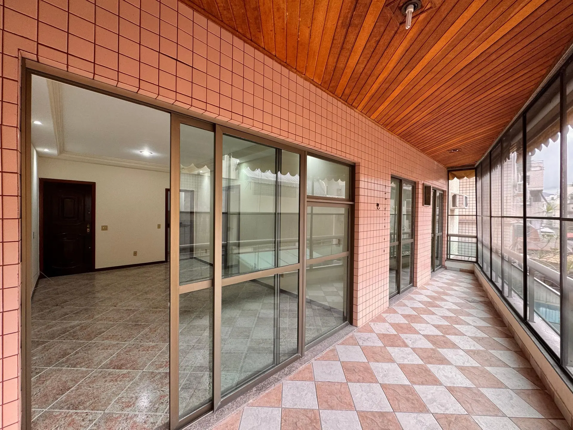 Unfurnished 3-bedroom apartment with enclosed balcony — photo 24