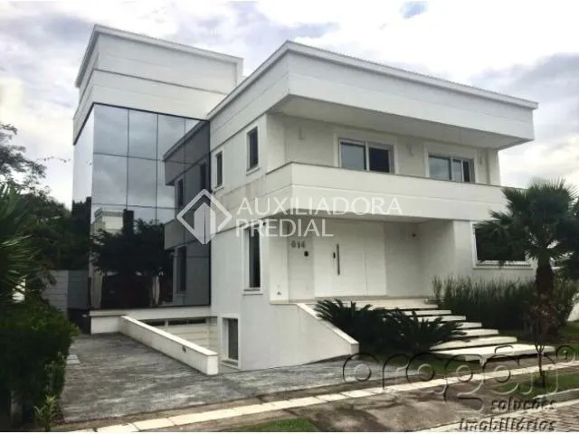 Casa mobiliada com 5 quartos e varanda fechada