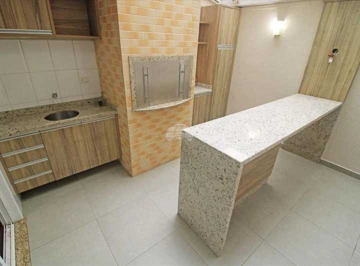 4-bedroom house with a closed kitchen and gas stove — photo 7