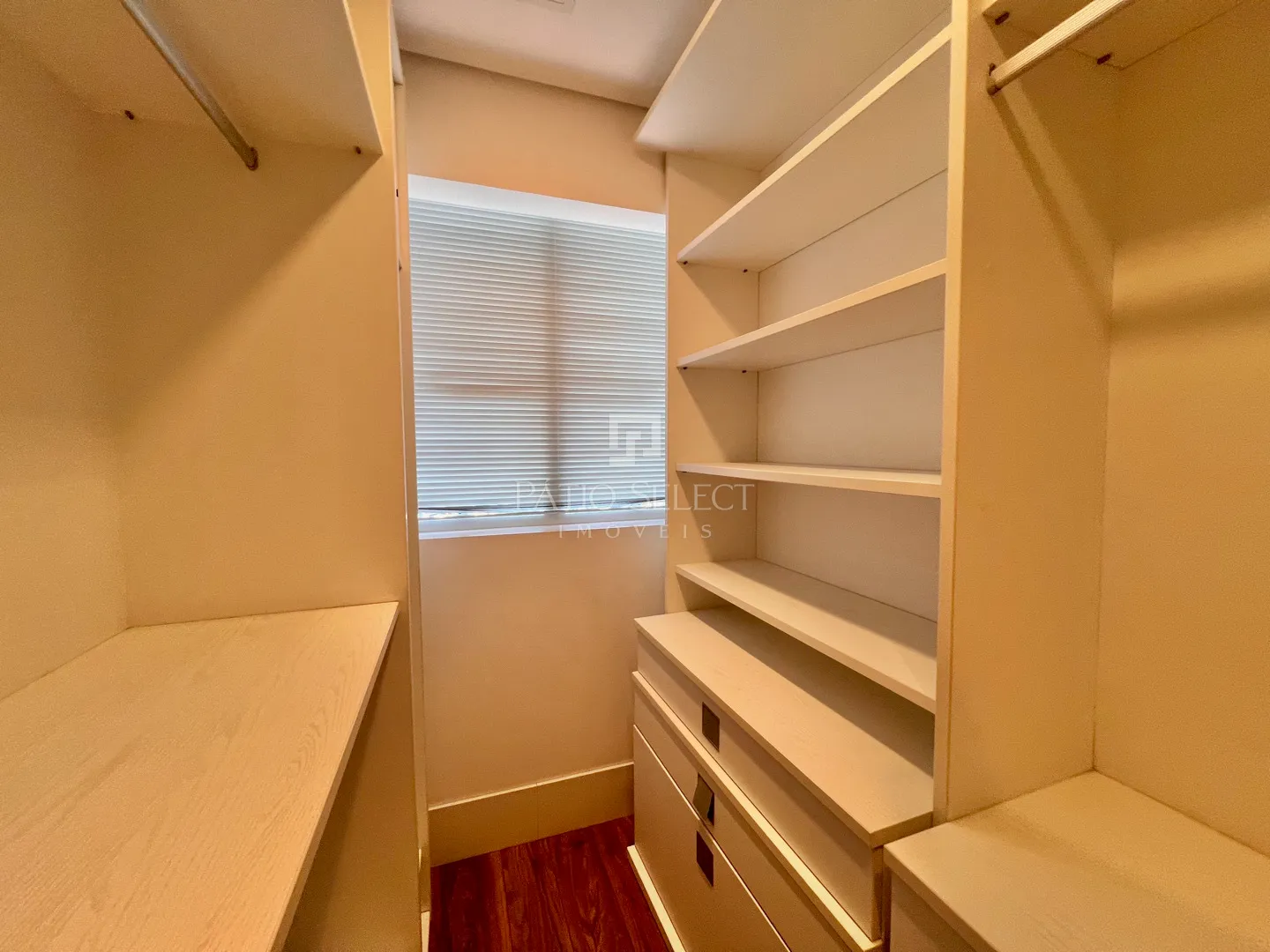Гардеробная и 3 спальни: квартира 180 м² — photo 49