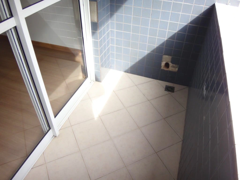3-bedroom apartment with wood or laminate floors — photo 16