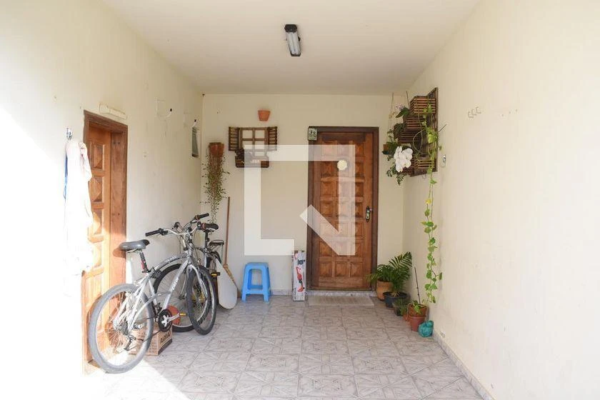 3-bedroom house with a walk-in closet in Curitiba — photo 21