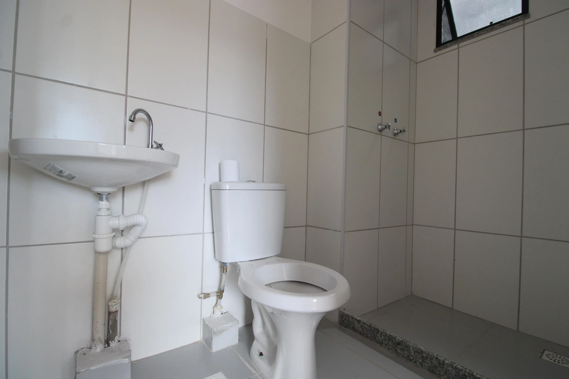 Unfurnished 2-bedroom apartment with balcony and private garden — photo 31