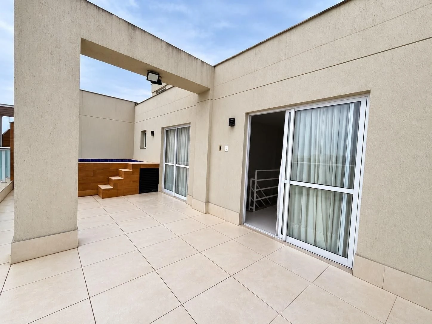 Furnished apartment, 148 m², with a glass-enclosed balcony — photo 4