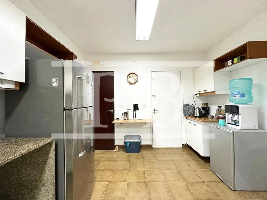 4-bedroom apartment with 250 m² and glassed-in balcony — photo 34
