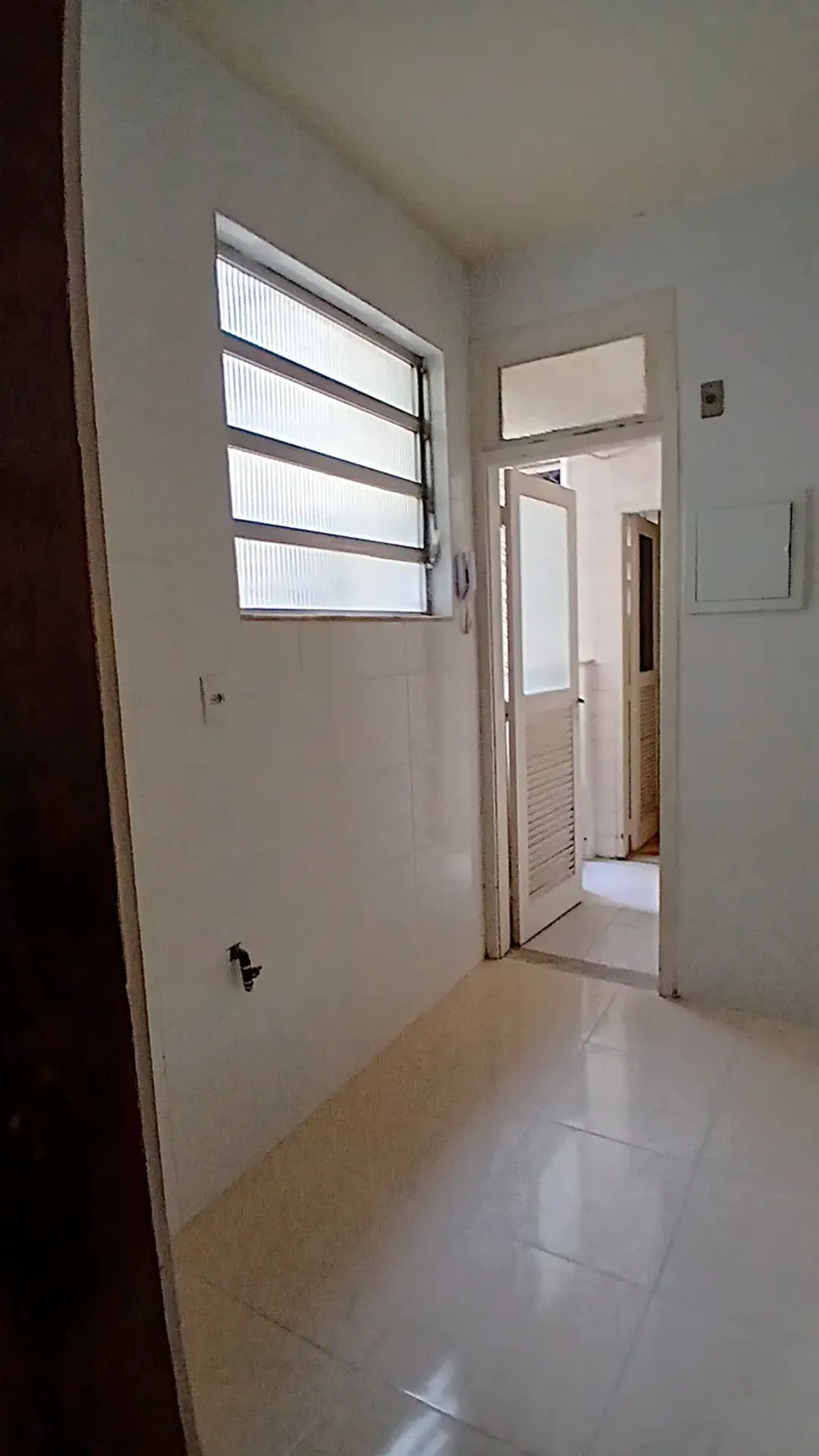 Walk-in closet in a one-bedroom apartment, 45 m² — photo 7