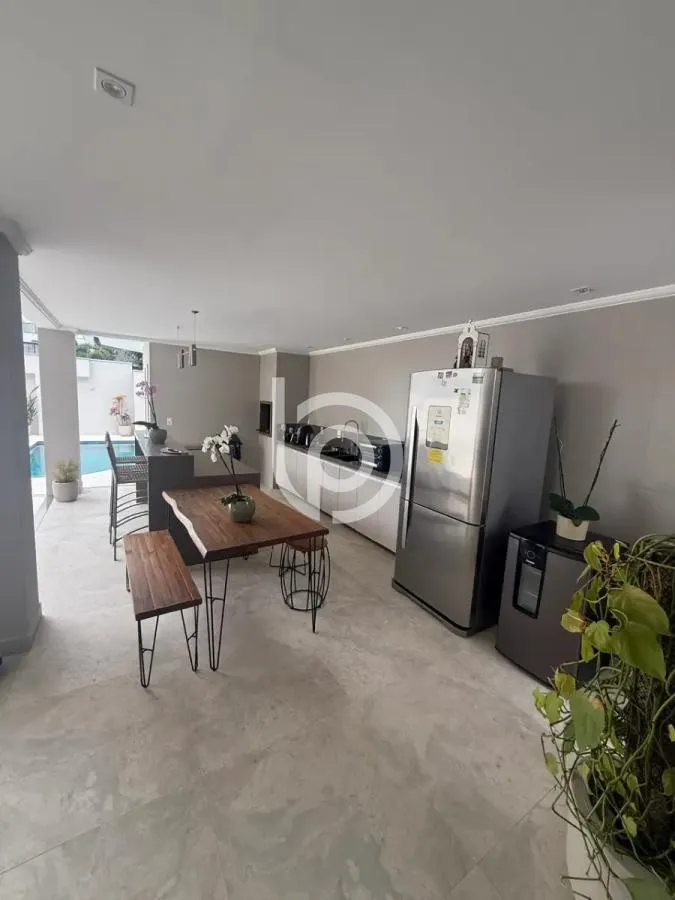 Ванна та 5 спалень: будинок 400 м² — photo 2