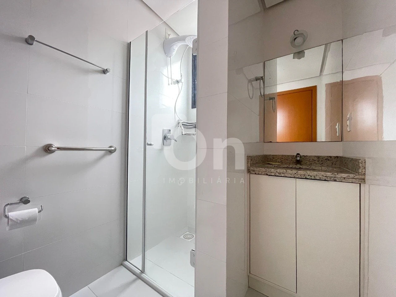 One-bedroom apartment with a mountain view in Florianópolis — photo 17