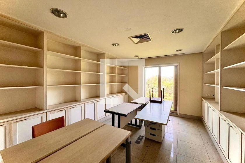 Застеклённый балкон и 3 спальни: дом 861 м² — photo 25
