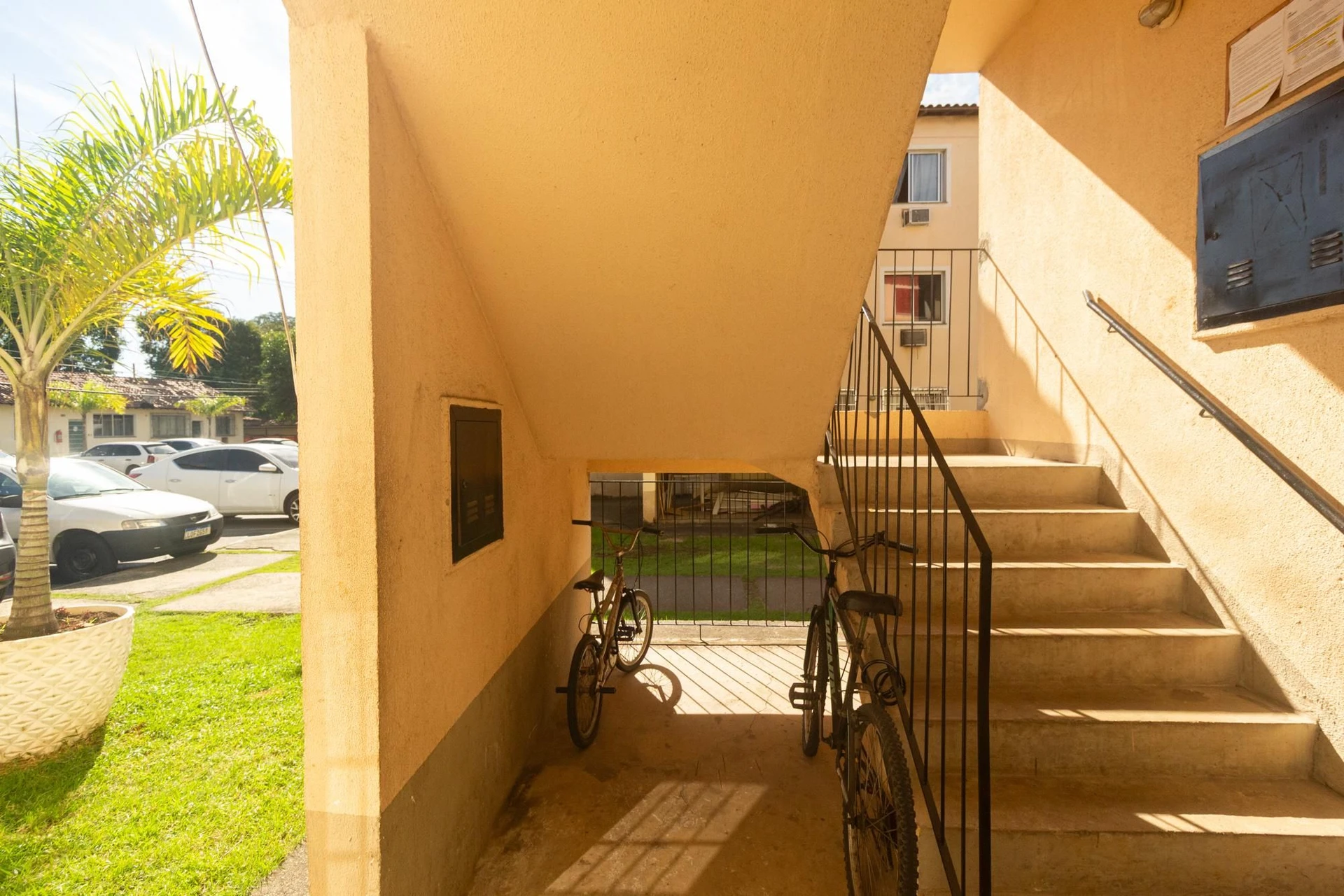 Unfurnished apartment with 2 bedrooms and a separate kitchen — photo 4