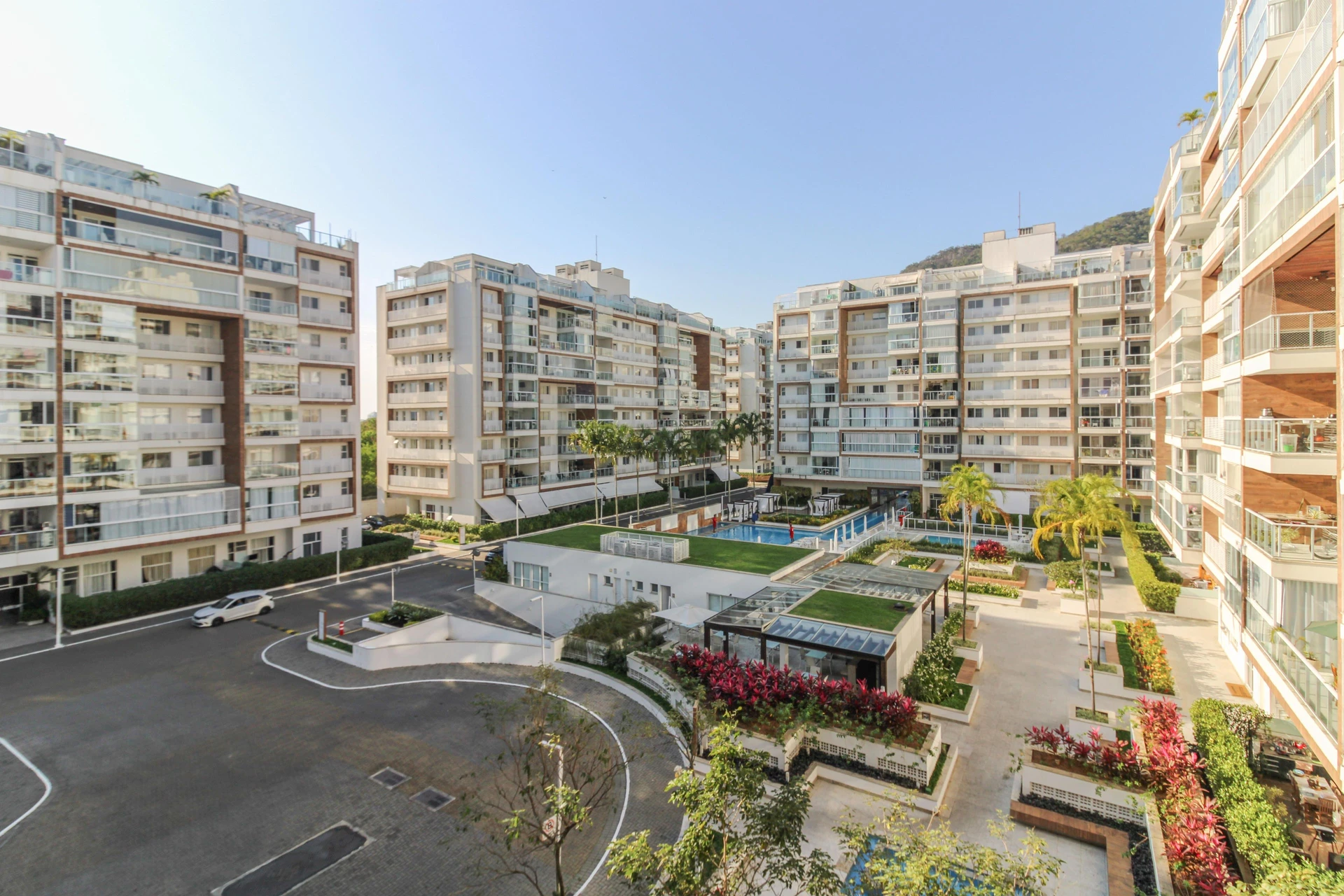 2-bedroom apartment with an enclosed, floor-to-ceiling balcony — photo 42