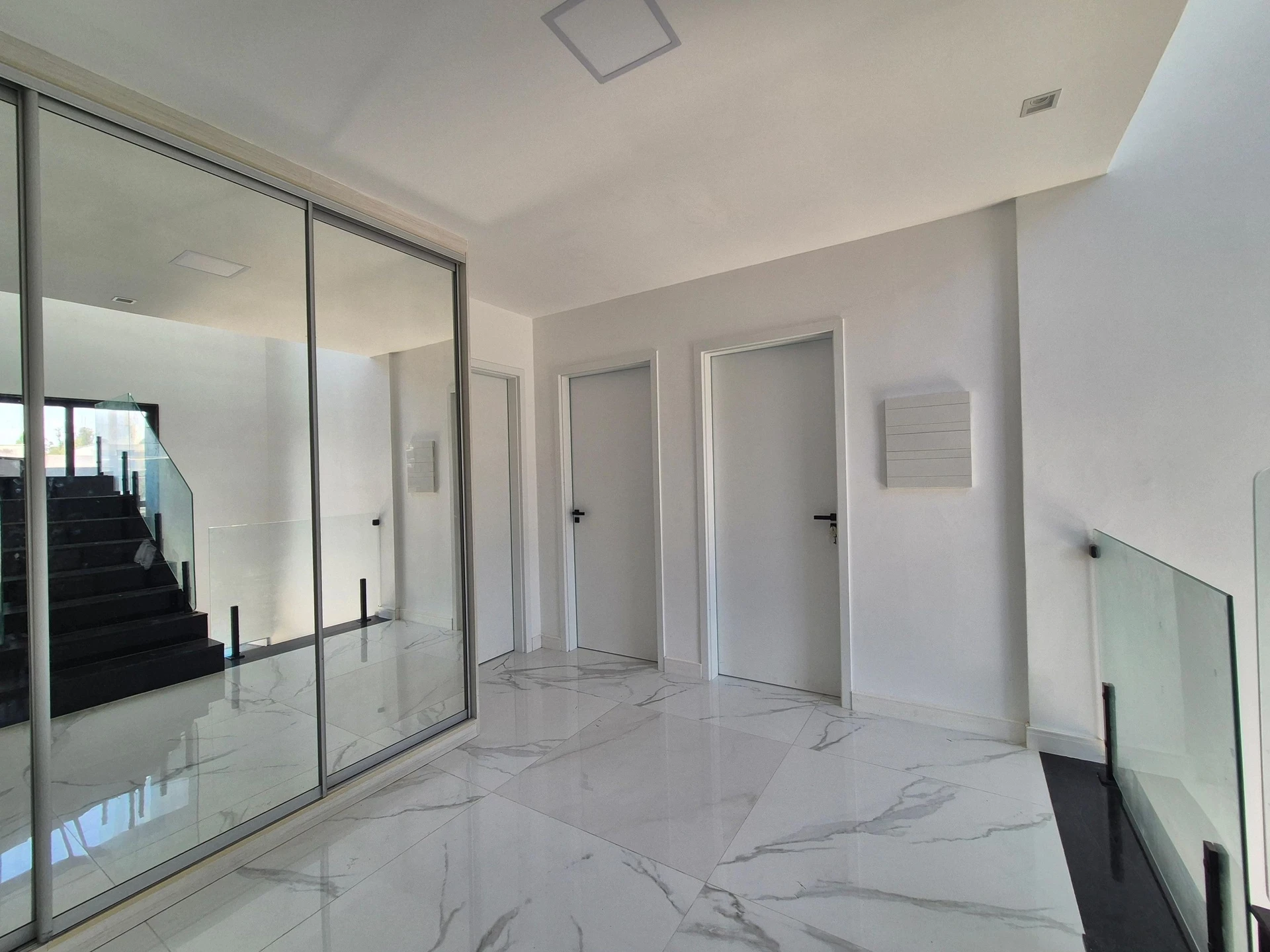 Ventanales de piso a techo y 5 dormitorios: casa de 403 m² — photo 65