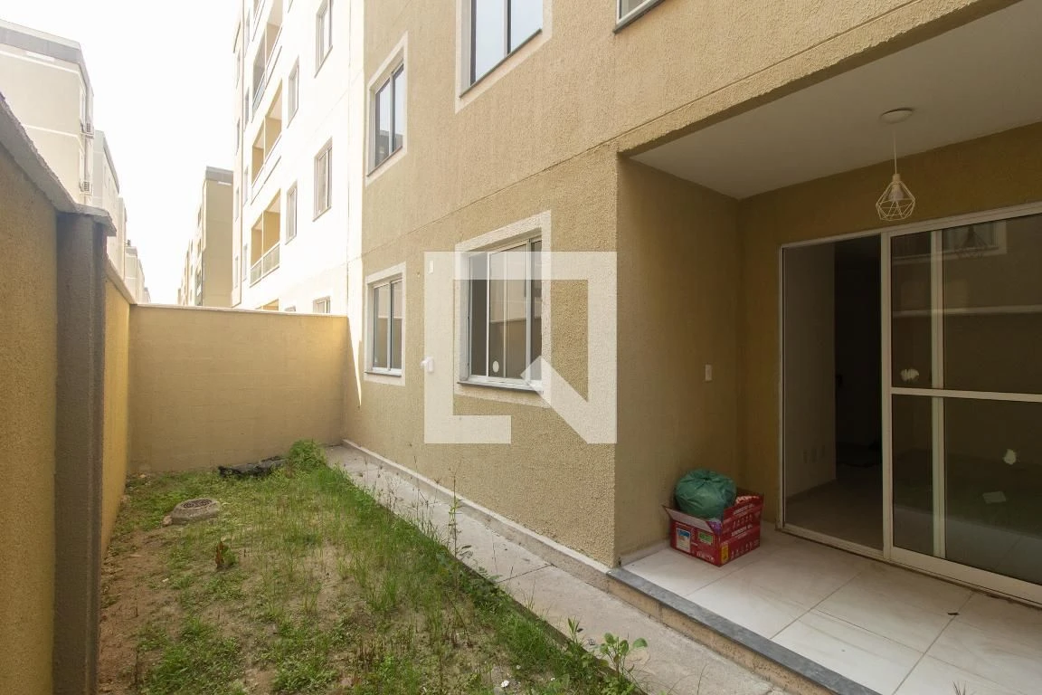 2-bedroom apartment in a building with a pool — photo 37