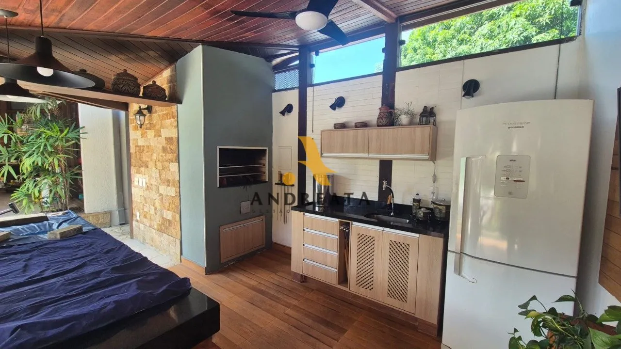 Casa de 307 m² com janelas do piso ao teto e banheira — photo 11