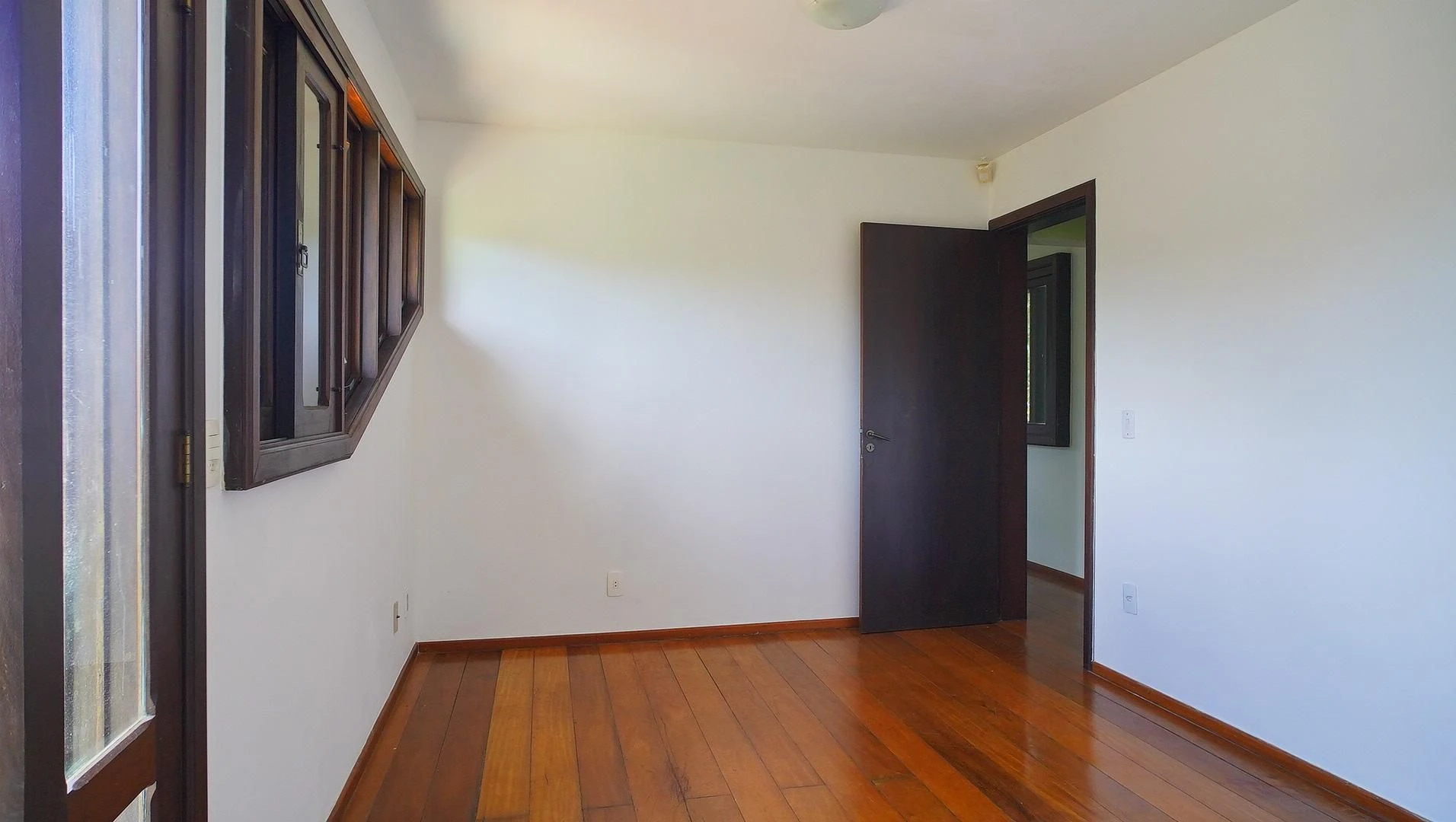 Панорамні вікна та 4 спальні: будинок 735 м² — photo 27