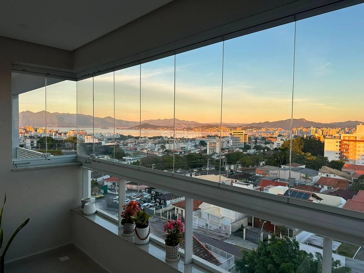 Apartamento mobiliado de 2 dormitórios com suíte e 94 m²