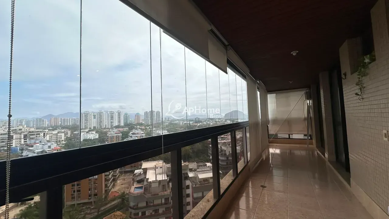 Unfurnished 4-bedroom apartment with glassed-in balcony — photo 3
