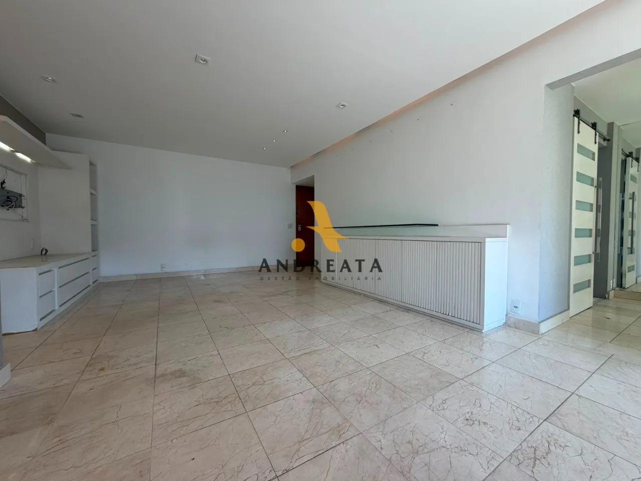 Unfurnished 4-bedroom apartment with 4 bathrooms — photo 17