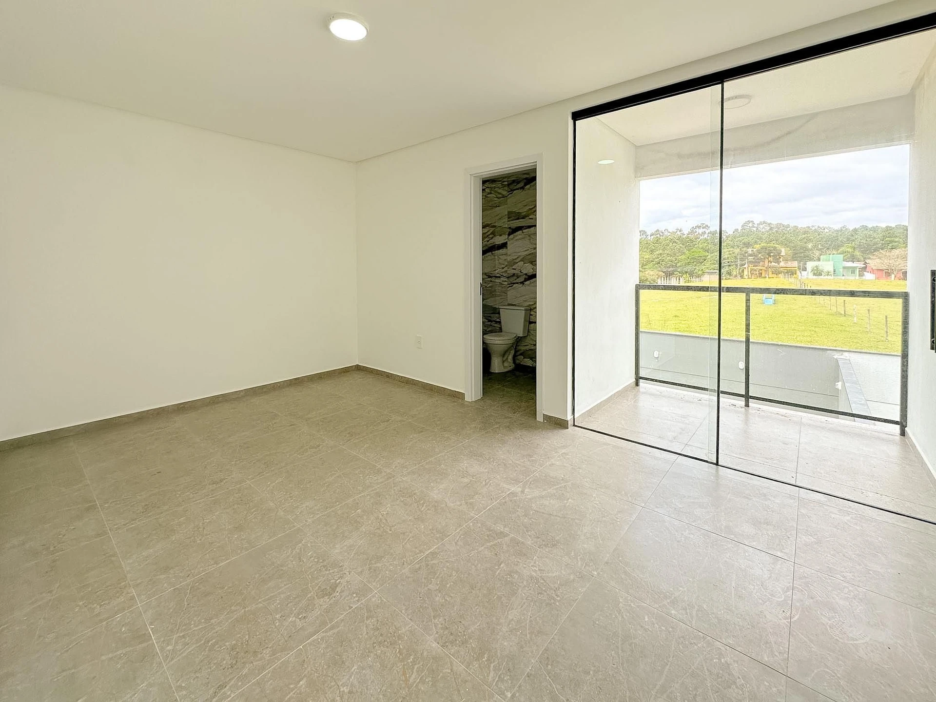 Floor-to-ceiling windows in a 3-bedroom house, 157 m² — photo 2